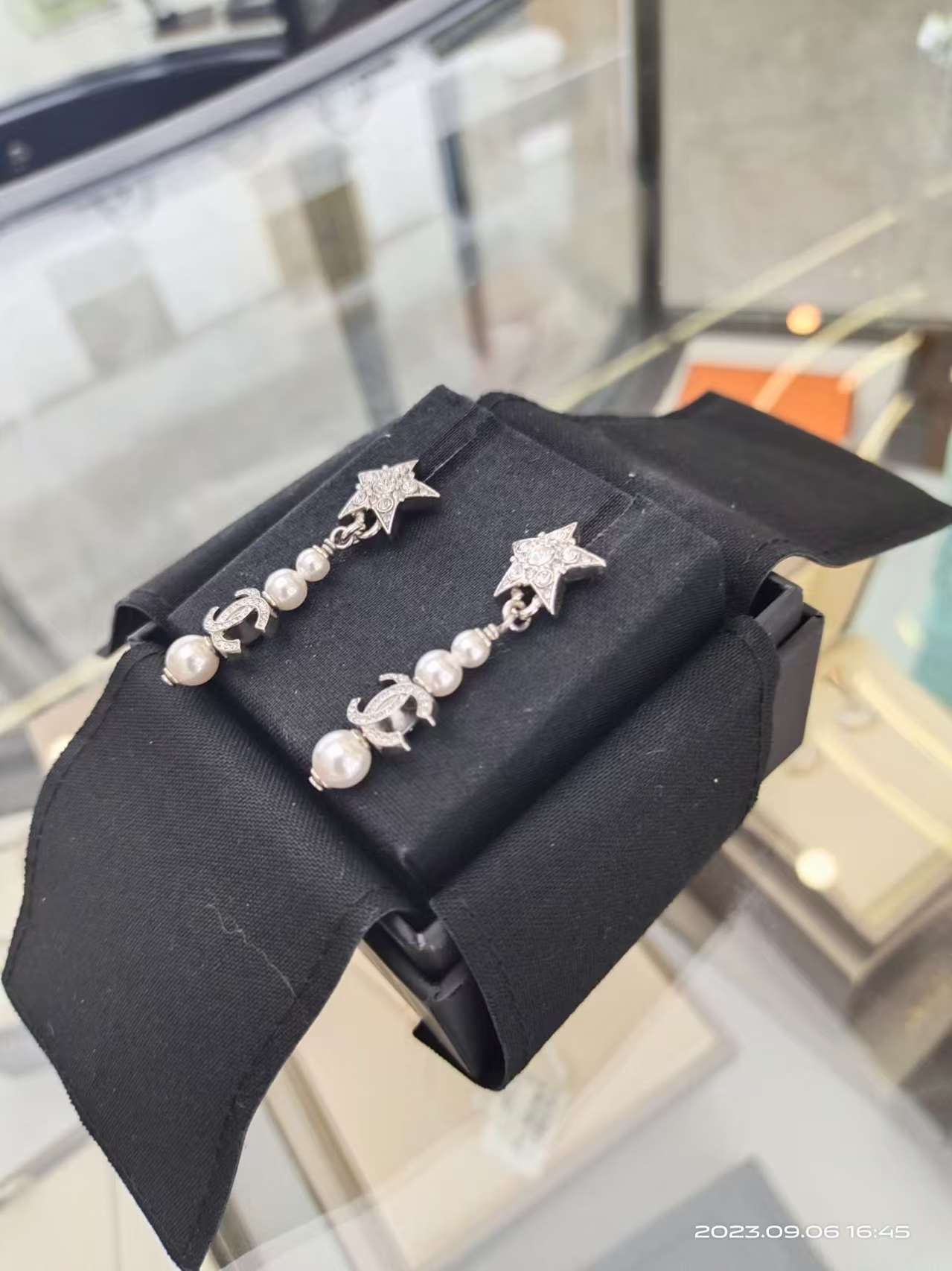 preloved Chanel earring