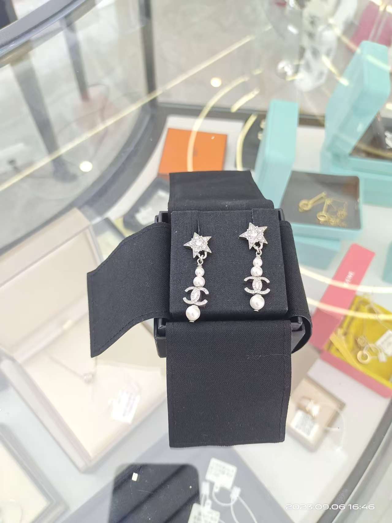 preloved Chanel earring