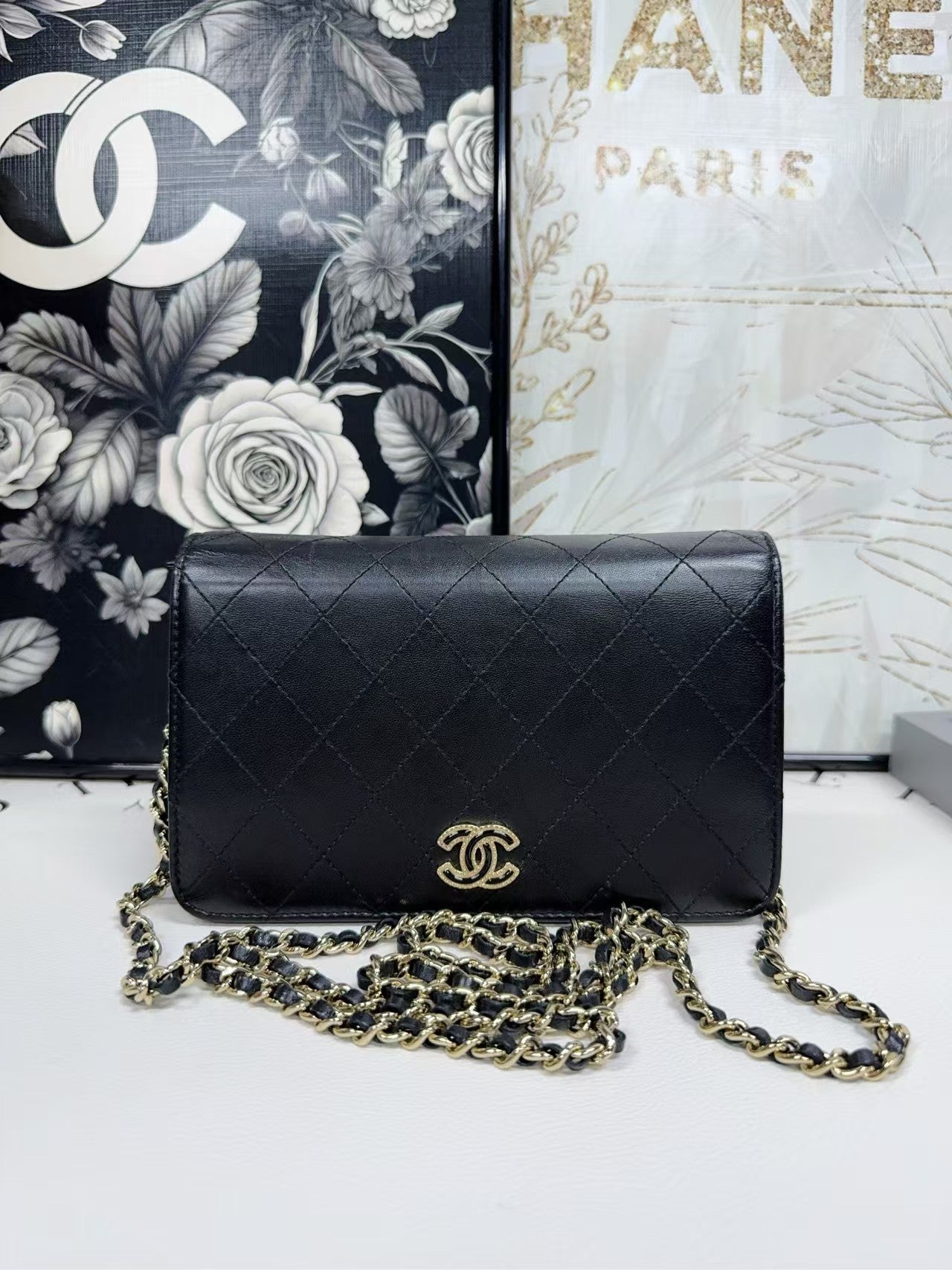 preloved Chanel bag WOC/Cross body bag/flip bag Golden hardware
