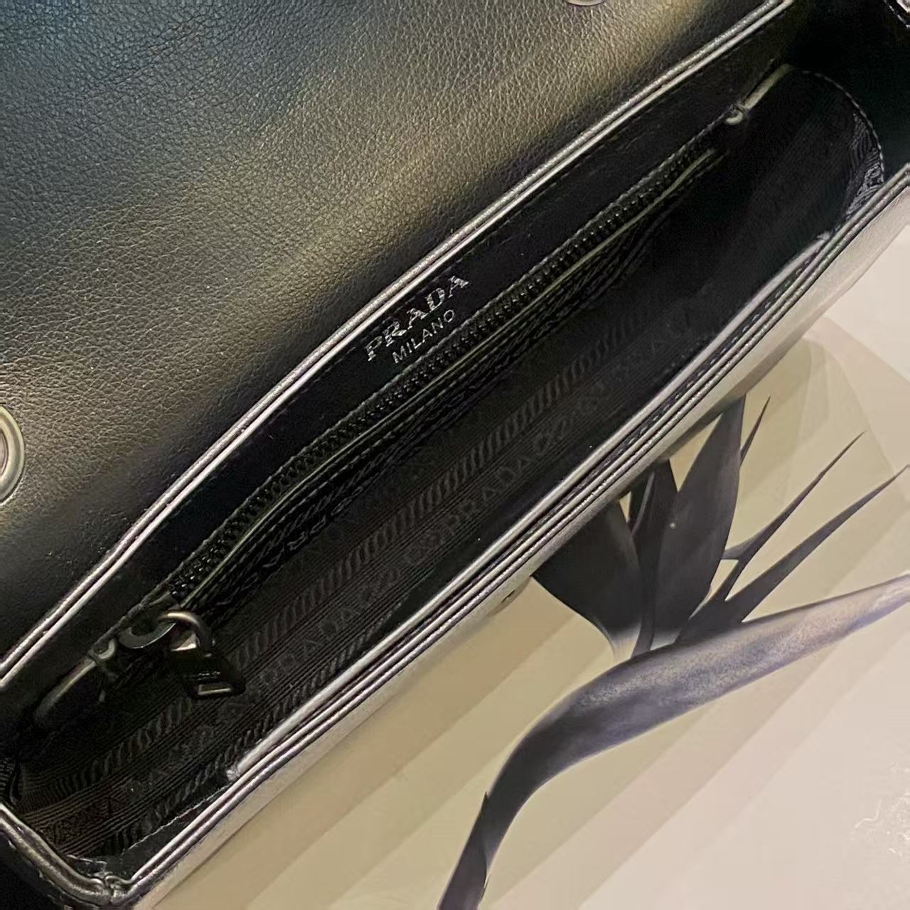 preloved prada bag shoulderbag/crossbodybag